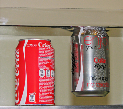 Dans le coca light (à droite), on utilise de l'aspartame pour donner le goût sucré. Comme il en faut 200 fois moins que de saccharose (utilisé dans le coca normal),il est donc plus léger.  